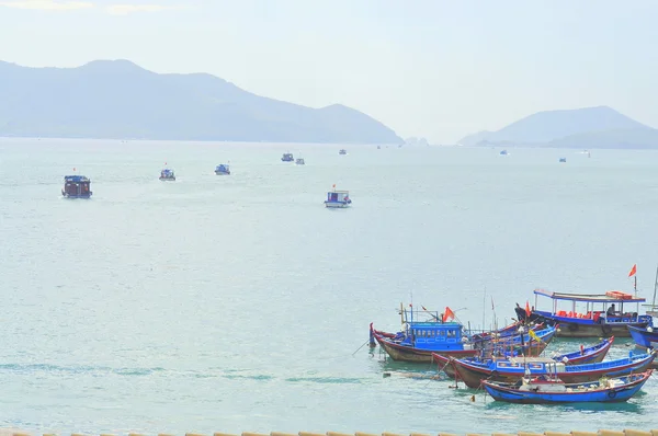 Nha Trang, Vietnam - 13 de julio de 2015: Nha Trang, Vietnam - 13 de julio de 2015: Los barcos están transfiriendo viajeros del muelle a la isla — Foto de Stock