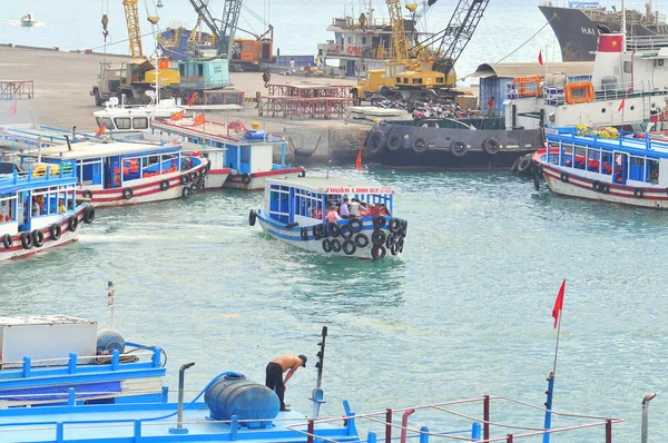 Nha Trang, Vietnam - 13 Temmuz 2015: Nha Trang, Vietnam - 13 Temmuz 2015: tekneler vardır dock aktarmak gezginler Adası'na — Stok fotoğraf