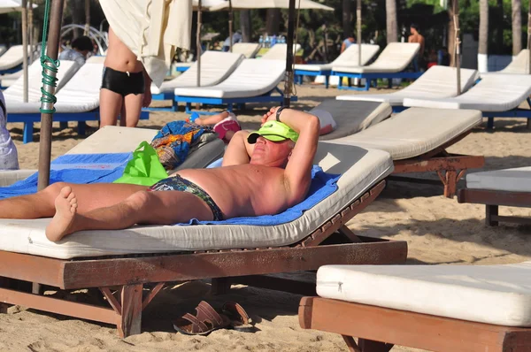 Nha Trang, Vietnam - 14 de julio de 2015: Un viajero está tomando el sol en la playa de Nha Trang — Foto de Stock