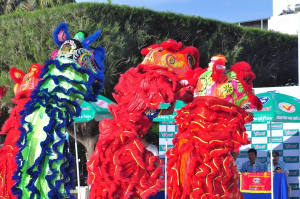 Nha Trang, Vietnam - 14 juillet 2015 : Des jeunes garçons dansent le lion sur la plage de la ville de Nha Trang — Photo