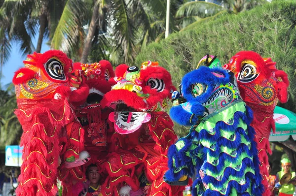 Nha Trang, Vietnam - 14 de julio de 2015: Los jóvenes están realizando el baile del león en la playa de la ciudad de Nha Trang — Foto de Stock