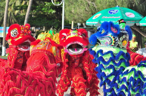 Nha Trang, Vietnam - 14 juillet 2015 : Des jeunes garçons dansent le lion sur la plage de la ville de Nha Trang — Photo