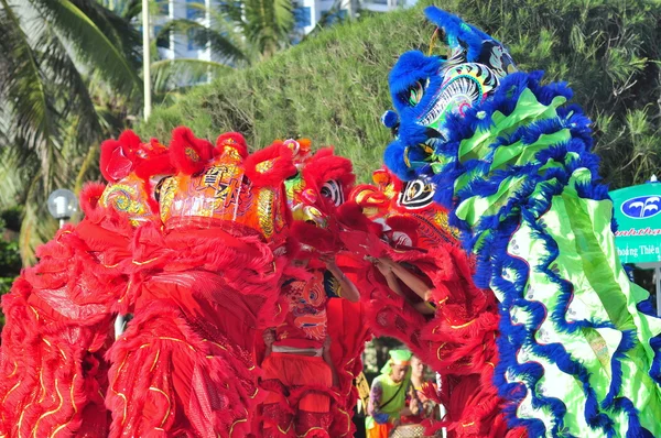 Nha Trang, Vietnam - 14 luglio 2015: I ragazzi si esibiscono nella danza del leone sulla spiaggia di Nha Trang — Foto Stock