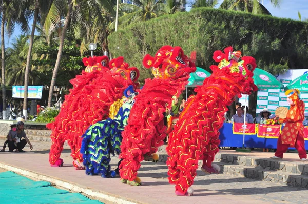 Nha Trang, Vietnam - 14 luglio 2015: I ragazzi si esibiscono nella danza del leone sulla spiaggia di Nha Trang — Foto Stock