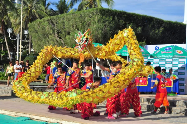 Nha Trang, Vietnam - 14 luglio 2015: I ragazzi si esibiscono nella danza del leone sulla spiaggia di Nha Trang — Foto Stock