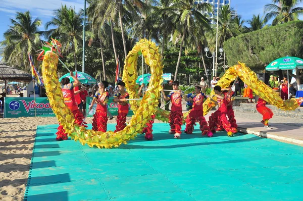 न्हा ट्रांग, वियतनाम 14 जुलाई 2015: युवा लड़के नहा ट्रांग शहर के समुद्र तट पर शेर नृत्य कर रहे हैं — स्टॉक फ़ोटो, इमेज