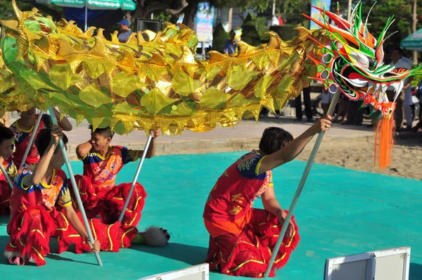 Nha Trang, Vietnam - July 14, 2015: Young boys are performing the lion dance on the beach of Nha Trang city — Stock Photo, Image
