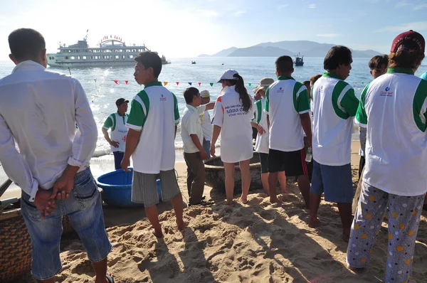 Nha Trang, Wietnam - 14 lipca 2015: Rybacy są gotowe do łodzi kosz wyścigi w zatoce morza Nha Trang — Zdjęcie stockowe