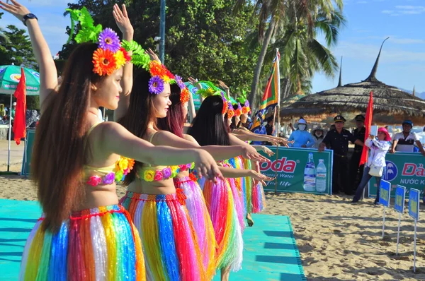 Nha Trang, Vietnam - July 14, 2015: Young girl dancers are performing a sport dance on the beach of Nha Trang city — Stock Photo, Image