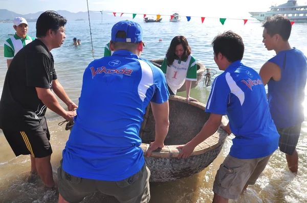 Nha Trang, Wietnam - 14 lipca 2015: Rybacy są gotowe do łodzi kosz wyścigi w zatoce morza Nha Trang — Zdjęcie stockowe