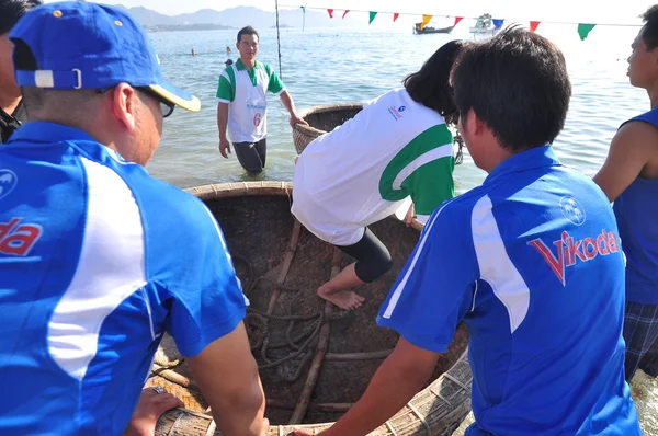 Nha Trang, Wietnam - 14 lipca 2015: Rybacy są gotowe do łodzi kosz wyścigi w zatoce morza Nha Trang — Zdjęcie stockowe