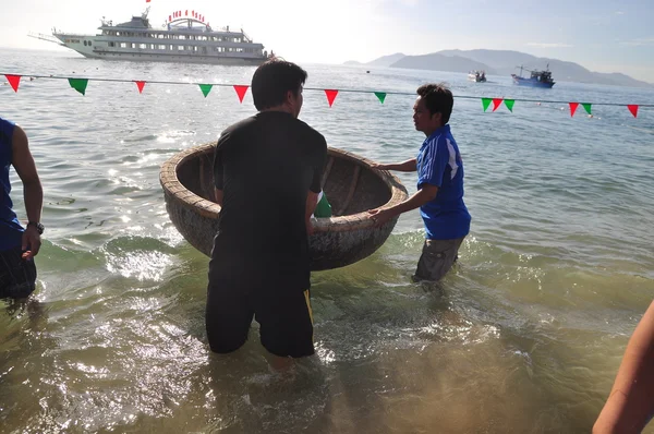 Nha Trang, Vietnam - July 14, 2015: Fishermen are ready for a basket boat racing in the sea of Nha Trang bay — Stock Photo, Image