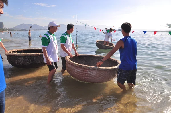 Nha Trang, Vietnam - July 14, 2015: Fishermen are ready for a basket boat racing in the sea of Nha Trang bay — Stock Photo, Image