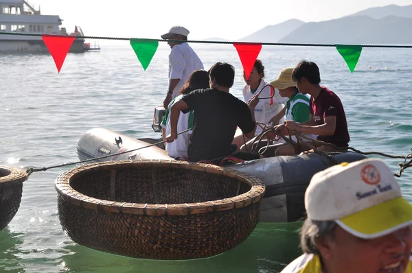 Nha Trang, Vietnam - 14 luglio 2015: I pescatori sono pronti per una gara di canestro in barca nel mare della baia di Nha Trang — Foto Stock