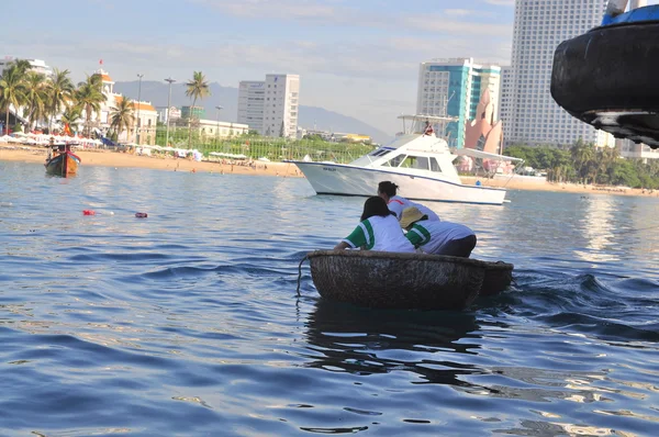 Nha Trang, Vietnam - July 14, 2015: Fishermen are ready for a basket boat racing in the sea of Nha Trang bay — Stock Photo, Image