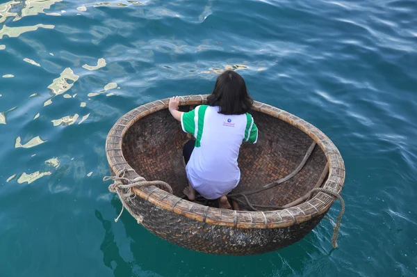 Nha trang, Vietnam - 14. Juli 2015: Ein Mädchen ist bereit, mit Korbbooten im Meer der nha trang Bucht zu rasen — Stockfoto