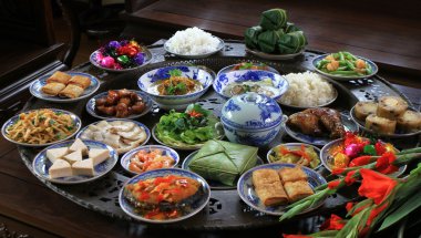 Ha Noi, Vietnam - 1 Ocak 2015: geleneksel yemek tepsisi Vietnamlı bir aile yıl sonu partisi
