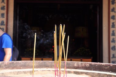 Nha Trang, Vietnam-7 Şubat 2016: Insanlar ay yeni yıl bir pagoga ibadet için Tütsü yanıyor