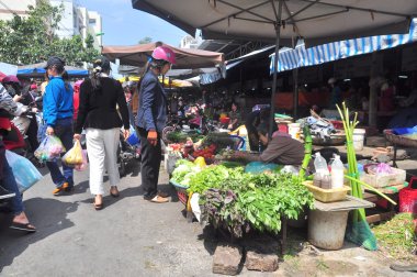 Nha Trang, Vietnam - 7 Şubat 2016: Bol meyve ve bakkal Vietnam sokak pazarında Satılık vardır