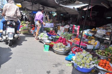 Nha Trang, Vietnam - 7 Şubat 2016: Bol meyve ve bakkal Vietnam sokak pazarında Satılık vardır