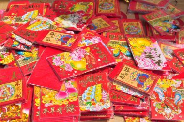 Nha Trang, Vietnam - 7 Şubat 2016: Ay yeni yıl Vietnam sokakta Satılık kırmızı fener, zarf ve şanslı öğeler vardır