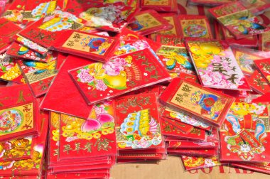 Nha Trang, Vietnam - 7 Şubat 2016: Ay yeni yıl Vietnam sokakta Satılık kırmızı fener, zarf ve şanslı öğeler vardır