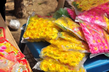 Nha Trang, Vietnam - 7 Şubat 2016: Ay yeni yıl Vietnam sokakta Satılık kırmızı zarf, yapay çiçekler ve şanslı öğeler olur
