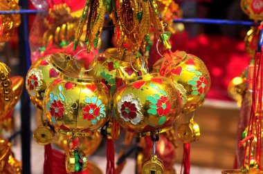 Nha Trang, Vietnam - 7 Şubat 2016: Ay yeni yıl Vietnam sokakta Satılık kırmızı fener, çan ve şanslı öğeler vardır