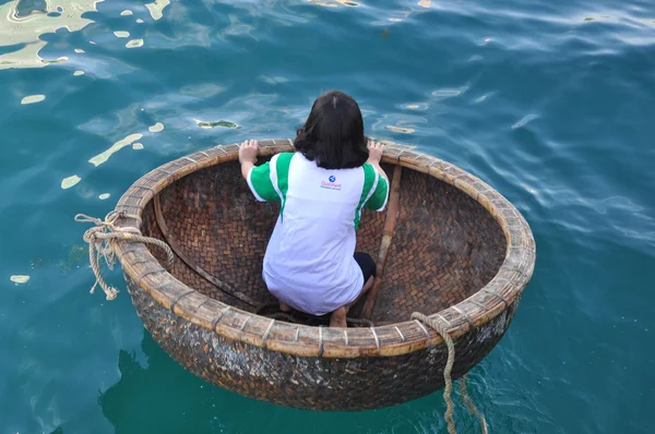 Nha trang, Vietnam - 14. Juli 2015: Ein Mädchen ist bereit, mit Korbbooten im Meer der nha trang Bucht zu rasen — Stockfoto