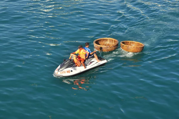 Nha Trang, Vietnam - July 14, 2015: A rescue canoe is towing two basket boat in the sea — Stock Photo, Image
