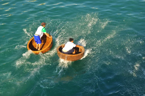 Nha Trang, Vietnam - 14 juillet 2015 : Les pêcheurs courent à bord de bateaux-paniers dans la mer de la baie de Nha Trang — Photo