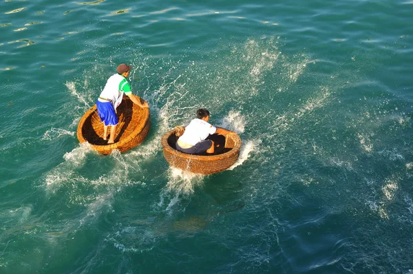 Nha Trang, Vietnam - 14 luglio 2015: I pescatori corrono in canestro nel mare della baia di Nha Trang — Foto Stock