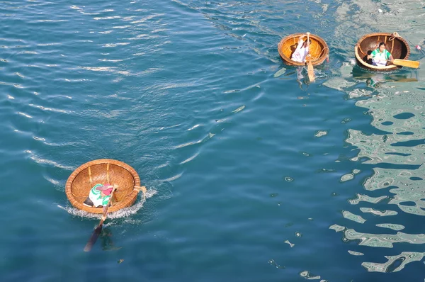 Nha trang, Vietnam - 14. Juli 2015: Fischer rasen mit Korbbooten durch das Meer der nha trang Bucht — Stockfoto