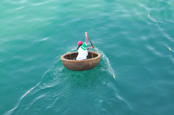 Nha Trang, Vietnam - 14 juillet 2015 : Les pêcheurs courent à bord de bateaux-paniers dans la mer de la baie de Nha Trang — Photo