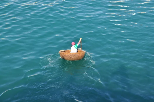 Nha Trang, Vietnam - 14 juillet 2015 : Les pêcheurs courent à bord de bateaux-paniers dans la mer de la baie de Nha Trang — Photo