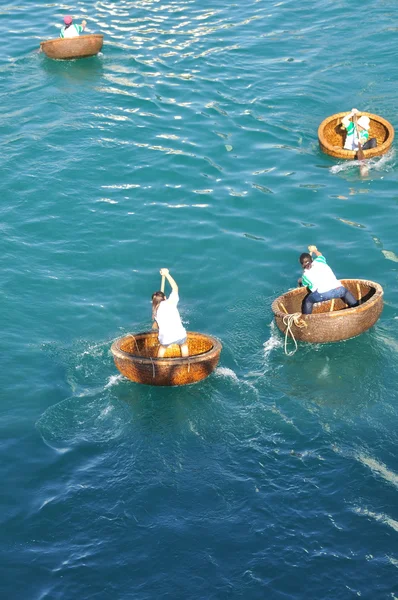 Nha trang, Vietnam - 14. Juli 2015: Fischer rasen mit Korbbooten durch das Meer der nha trang Bucht — Stockfoto