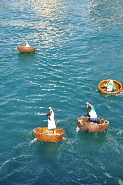 Nha trang, Vietnam - 14. Juli 2015: Fischer rasen mit Korbbooten durch das Meer der nha trang Bucht — Stockfoto