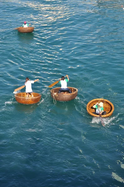 Nha trang, Vietnam - 14. Juli 2015: Fischer rasen mit Korbbooten durch das Meer der nha trang Bucht — Stockfoto