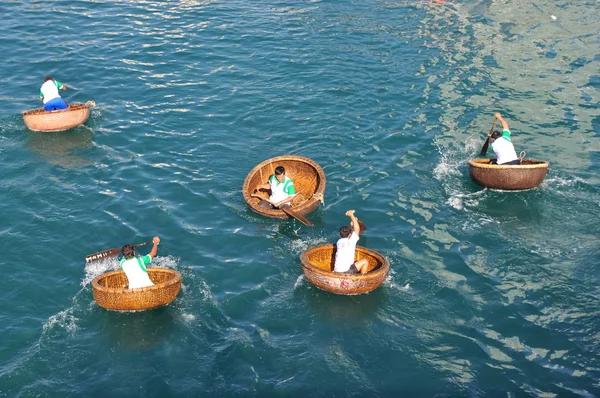 Nha Trang, Vietnam - 14 de julio de 2015: Los pescadores compiten en canastas en el mar de la bahía de Nha Trang —  Fotos de Stock