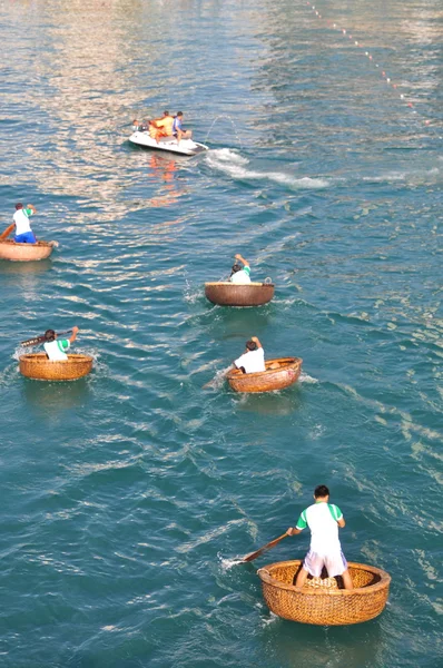 Nha trang, Vietnam - 14. Juli 2015: Fischer rasen mit Korbbooten durch das Meer der nha trang Bucht — Stockfoto