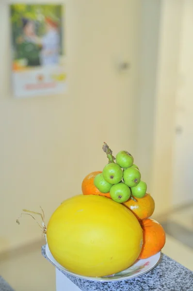 Nha Trang, Vietnam - 4 de febrero de 2016: Una bandeja de frutas mezcladas para adorar al final de un año en Vietnam —  Fotos de Stock