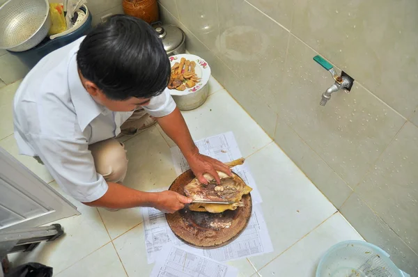 Nha Trang, Vietnam - 4 febbraio 2016: Tagliare i polli bolliti per adorare il capodanno lunare in Vietnam — Foto Stock