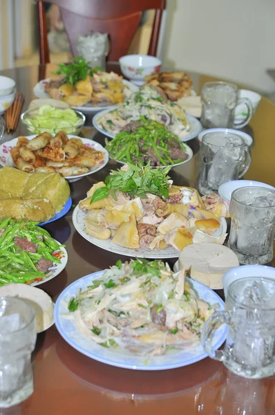 Nha Trang, Vietnam - 4 februari 2016: Een traditionele jaar eindigen partij met kip, loempia's en rijst in elke Vietnamese familie in het Chinese Nieuwjaar — Stockfoto