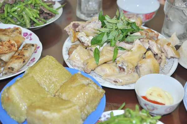 Nha Trang, Vietnam - 4 de febrero de 2016: Una fiesta tradicional de fin de año con pollo, rollos de primavera y arroz en cada familia vietnamita en el año nuevo lunar —  Fotos de Stock