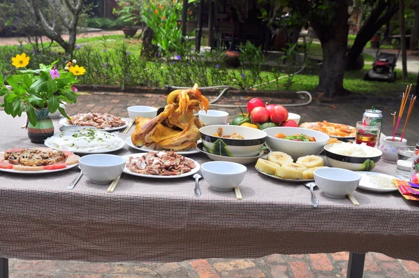 Nha Trang, Vietnã - 5 de fevereiro de 2016: bandeja de adoração vietnamita de alimentos no ano novo lunar — Fotografia de Stock