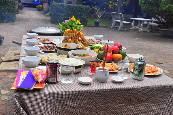 Nha Trang, Vietnã - 5 de fevereiro de 2016: bandeja de adoração vietnamita de alimentos no ano novo lunar — Fotografia de Stock