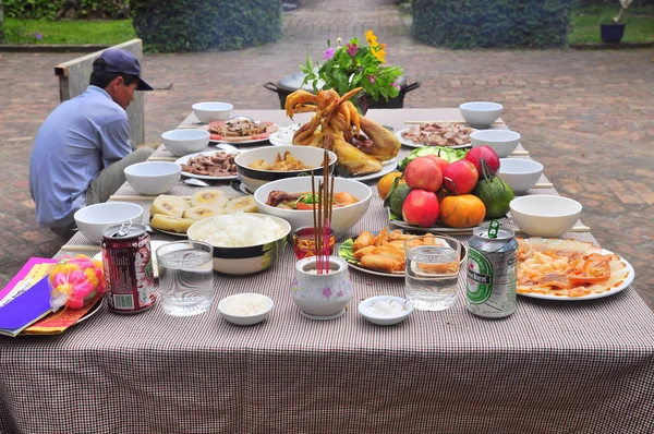 Nha Trang, Vietnã - 5 de fevereiro de 2016: bandeja de adoração vietnamita de alimentos no ano novo lunar — Fotografia de Stock