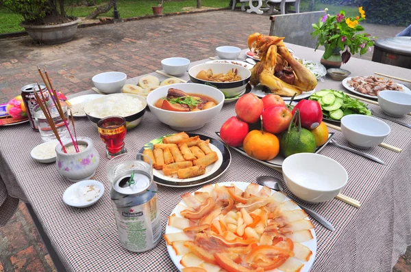 Nha Trang, Vietnã - 5 de fevereiro de 2016: bandeja de adoração vietnamita de alimentos no ano novo lunar — Fotografia de Stock