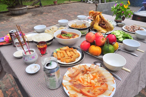 Nha Trang, Vietnã - 5 de fevereiro de 2016: bandeja de adoração vietnamita de alimentos no ano novo lunar — Fotografia de Stock