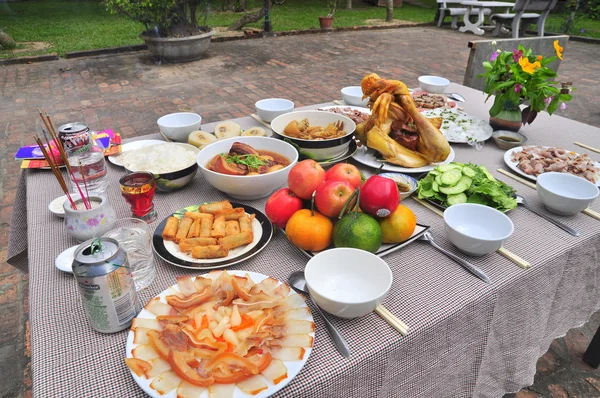 Nha Trang, Vietnã - 5 de fevereiro de 2016: bandeja de adoração vietnamita de alimentos no ano novo lunar — Fotografia de Stock